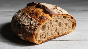 新鲜出炉的全麦面包