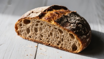 新鲜出炉的全麦面包