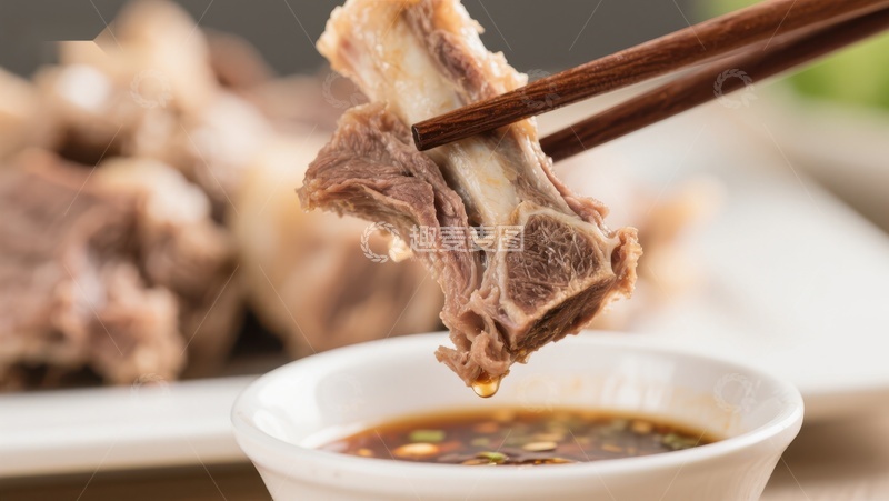 高清大图下载【趣麦麦图】筷子夹起美味羊排，蘸酱享用