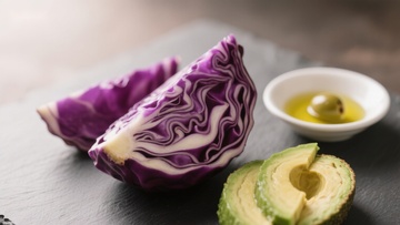 紫甘蓝与牛油果切片摆盘