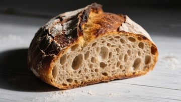 新鲜出炉的全麦面包