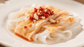 凉粉配辣椒蒜蓉，美味可口