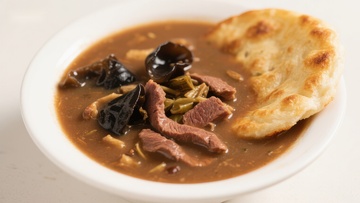 牛肉蘑菇炖菜配烤饼