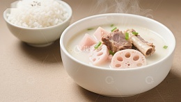 莲藕排骨汤配白米饭