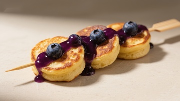 蓝莓酱点缀的奶酪糕点串