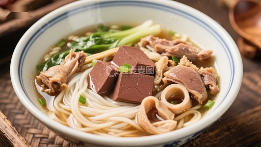 美味鸭血粉丝汤，鲜香四溢