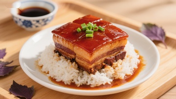 红烧肉盖饭，色泽诱人，美味可口