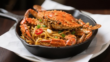 蟹肉炒面，铁锅盛装