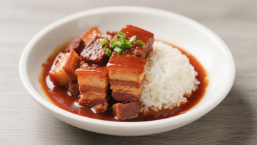 红烧肉盖浇饭，色泽诱人