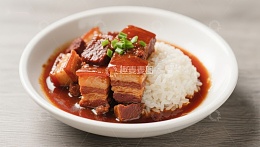 红烧肉盖浇饭，色泽诱人