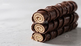 巧克力包裹的卷状甜点