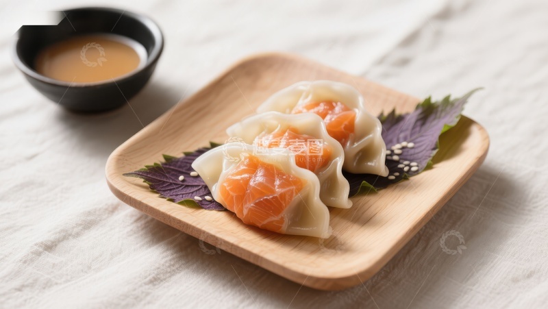 高清大图下载【趣麦麦图】三文鱼饺子配紫苏叶