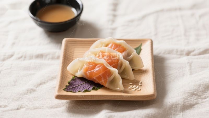 高清大图下载【趣麦麦图】精致三文鱼饺子配酱油碟