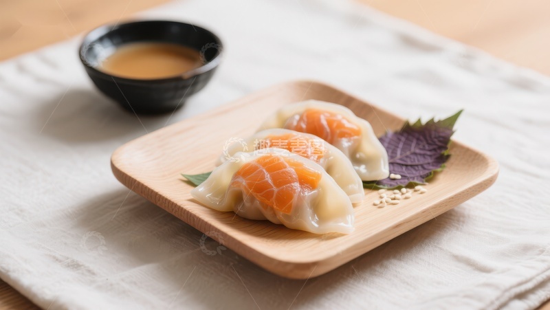 高清大图下载【趣麦麦图】精致日式料理：三文鱼饺子配蘸酱