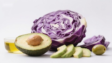 紫甘蓝与牛油果静物摆拍