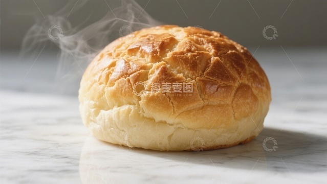 新鲜出炉的面包散发热气