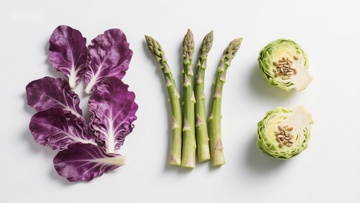 紫甘蓝芦笋与卷心菜切片