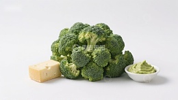 西兰花配奶酪与酱料