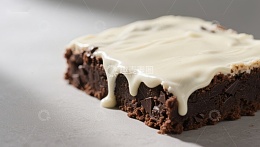 巧克力布朗尼配白巧克力酱