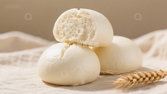新鲜馒头与麦穗的静物组合