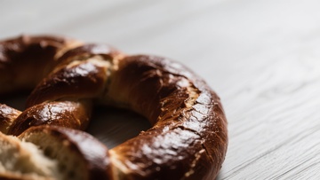 金黄酥脆的面包圈特写