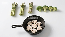 锅中蘑菇与蔬菜食材摆拍