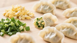 新鲜饺子与配料的美食展示