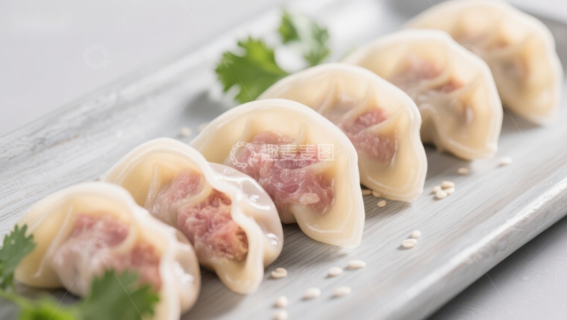 高清大图下载【趣麦麦图】精致饺子排列在木质托盘上