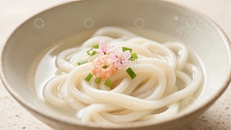 日式冷乌冬面配虾仁和樱花