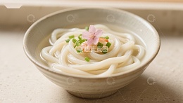 樱花点缀的乌冬面