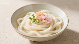 一碗装饰精美的乌冬面