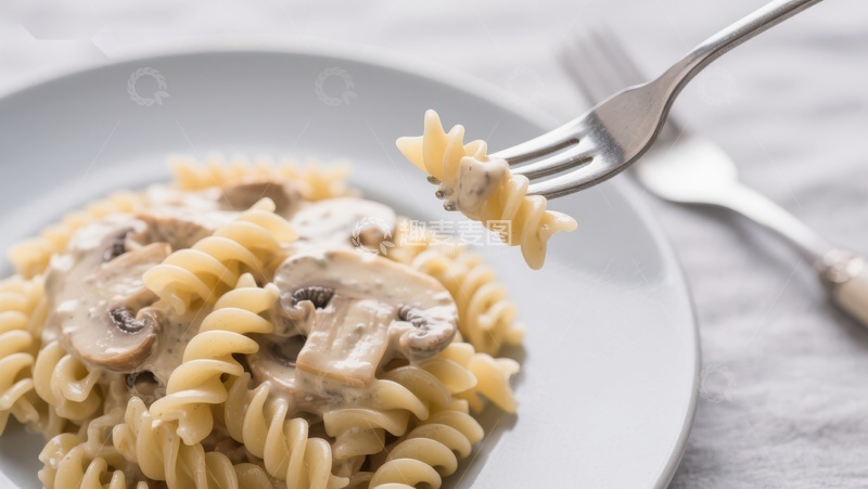 高清大图下载【趣麦麦图】奶油蘑菇意面，叉子挑起螺旋面