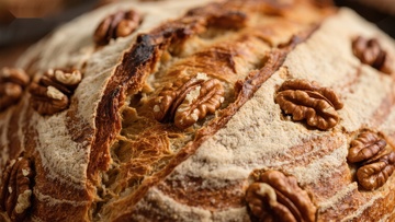 核桃点缀的全麦面包