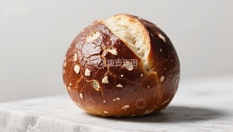 新鲜出炉的椒盐卷饼面包