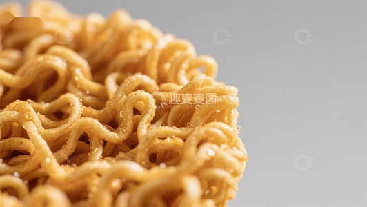 金黄色的方便面特写