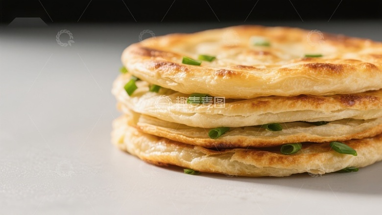 金黄葱香煎饼叠放特写