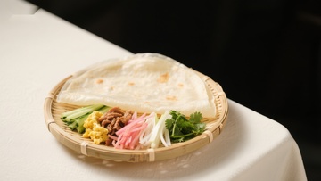 中式薄饼配菜，竹篮盛装