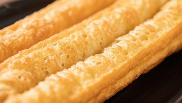 金黄酥脆的油条特写