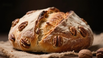 坚果装饰的全麦面包