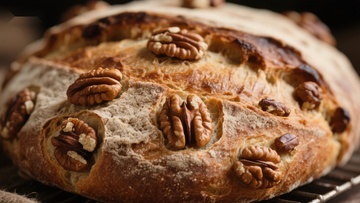 核桃点缀的全麦面包