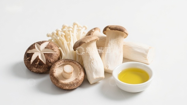 多种新鲜蘑菇与食用油