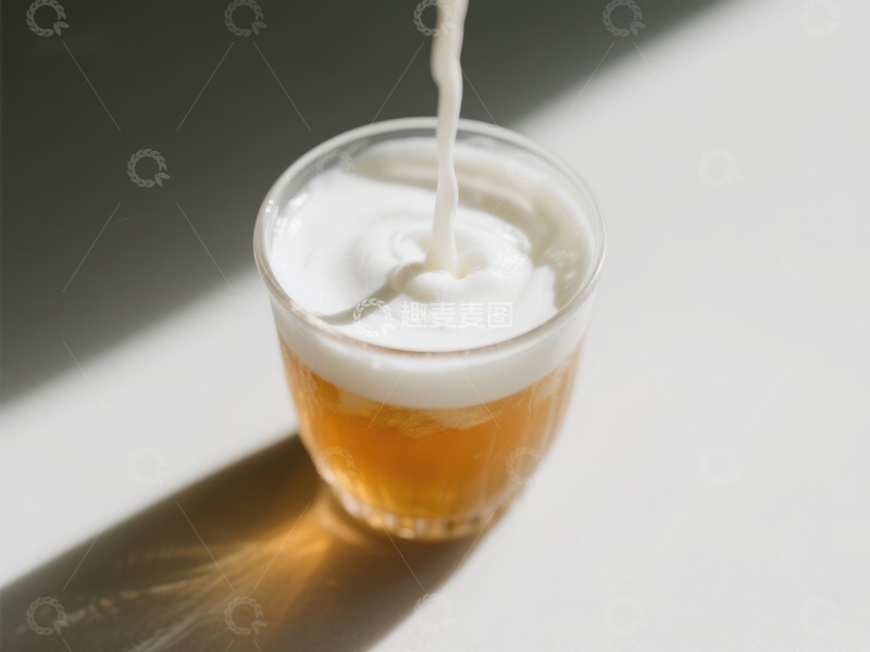 高清大图下载【趣麦麦图】牛奶倒入饮品，泡沫丰富