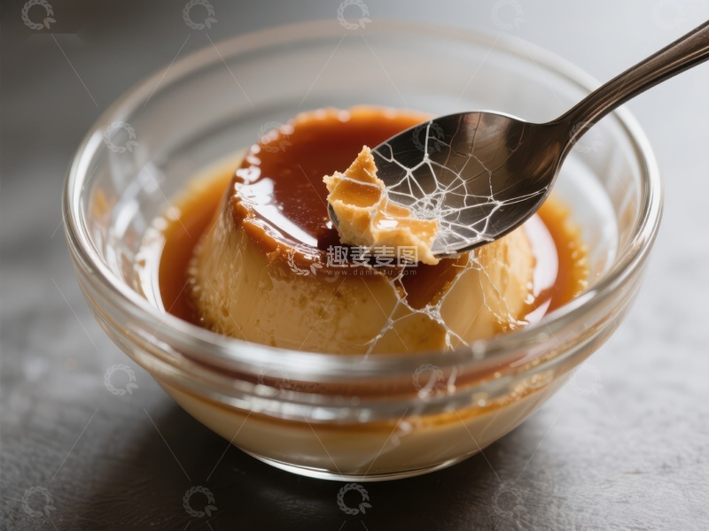 高清大图下载【趣麦麦图】勺子舀起焦糖布丁的瞬间