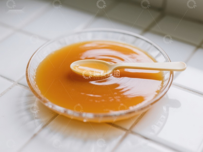 高清大图下载【趣麦麦图】透明碗中的橙色液体与勺子