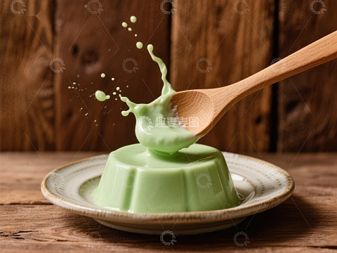 绿色布丁与木勺碰撞瞬间