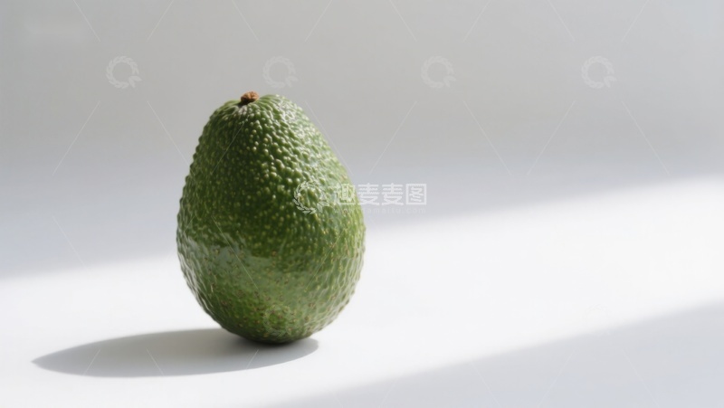 高清大图下载【趣麦麦图】单个牛油果静置白色背景