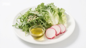 新鲜蔬菜沙拉配橄榄油