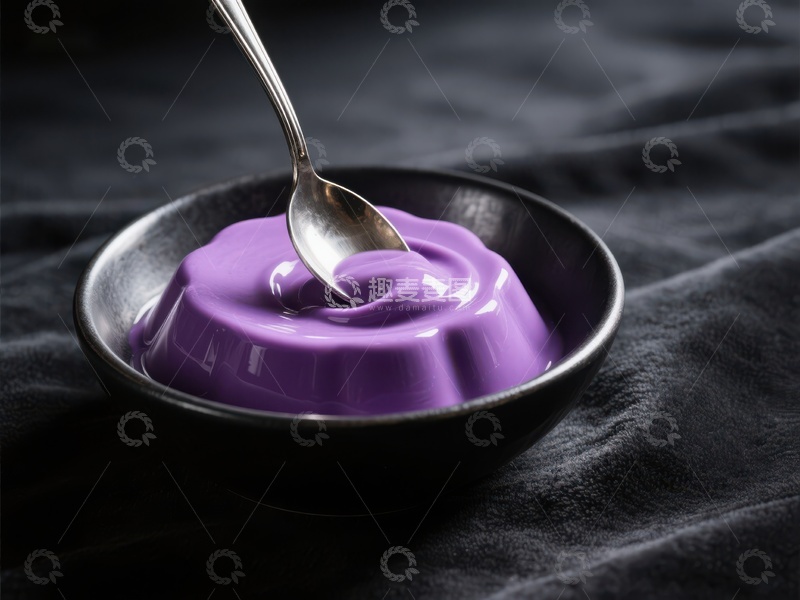 高清大图下载【趣麦麦图】紫色浓稠物置于黑色碗中，勺子轻舀