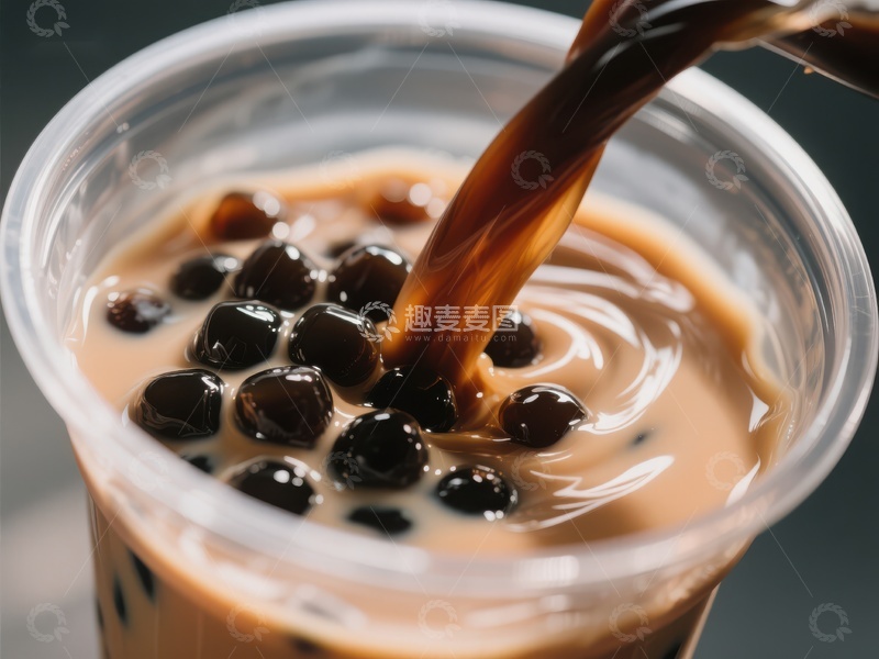高清大图下载【趣麦麦图】奶茶倒入杯中，珍珠沉浮