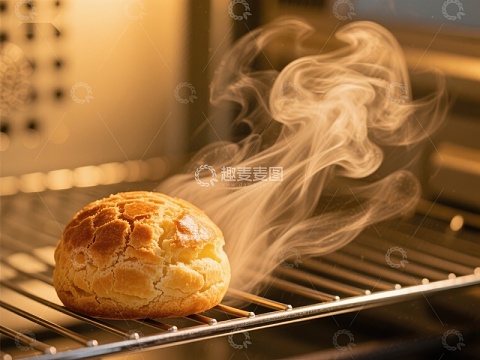 烤箱中的面包散发热气